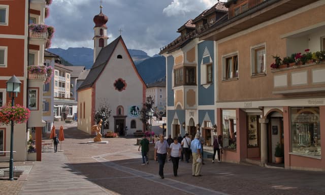 Panoramic tour + hike at the Sassolungo