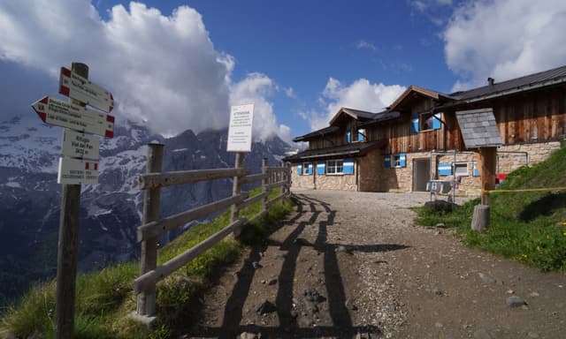 Pamoramic tour + hike in front of the Marmolada